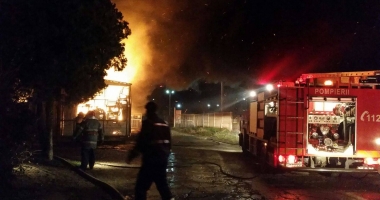 UPDATE. INCENDIU DEVASTATOR LA CONSTANȚA. Hală PLINĂ CU BUTELII, MISTUITĂ DE FOC / Galerie Foto-Video - 3