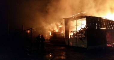 UPDATE. INCENDIU DEVASTATOR LA CONSTANȚA. Hală PLINĂ CU BUTELII, MISTUITĂ DE FOC / Galerie Foto-Video - 4