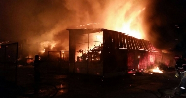 UPDATE. INCENDIU DEVASTATOR LA CONSTANȚA. Hală PLINĂ CU BUTELII, MISTUITĂ DE FOC / Galerie Foto-Video - 5
