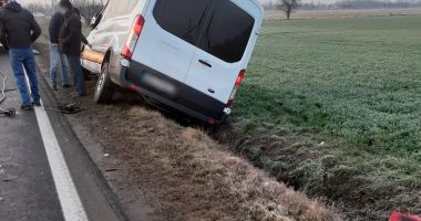 GALERIE FOTO / Un microbuz şi două autoturisme, implicate într-un accident pe DN 71. Sunt mai multe victime - 2