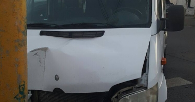 Galerie foto. Un microbuz MAI s-a izbit într-un stâlp, la Constanța, după un accident cu un autoturism - 3