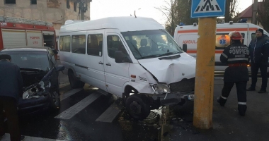 Galerie foto. Un microbuz MAI s-a izbit într-un stâlp, la Constanța, după un accident cu un autoturism - 4