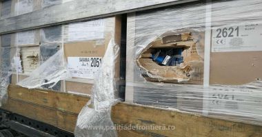Mii de baxuri cu pachete de țigări, disimulate în colete cu rigips, ascunse în două automarfare