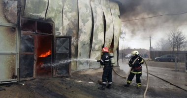 FOTO-VIDEO / Incendiu PUTERNIC în Constanța! PERICOL DE EXPLOZIE, DIN CAUZA MOTORINEI DINĂUNTRU - 4