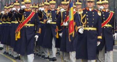 Stire din Eveniment : Ziua Regimentului 30 Gardă "Mihai Viteazul" / Klaus Iohannis și Gabriel Oprea, prezenți la eveniment
