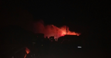 Galerie foto-video. Incendiu puternic în Năvodari / Flăcările se extind rapid, de la o casă la alta, din cauza vijeliei - UPDATE - 2