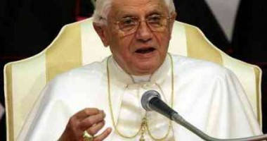 Stire din Actualitate : Papa a primit un tricou cu semnăturile tuturor jucătorilor de la Real Madrid