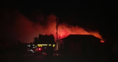 Galerie foto-video. Incendiu puternic în Năvodari / Flăcările se extind rapid, de la o casă la alta, din cauza vijeliei - UPDATE - 5