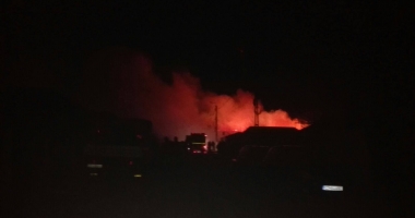 Galerie foto-video. Incendiu puternic în Năvodari / Flăcările se extind rapid, de la o casă la alta, din cauza vijeliei - UPDATE - 6