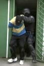 Stire din Eveniment : Imobilizat de luptătorii DIAS după ce s-a baricadat în apartament și a aruncat cu borcane în polițiști