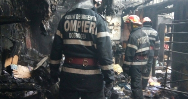 GALERIE FOTO-VIDEO / INCENDIU PUTERNIC LA CONSTANȚA. Depozit de electrotehnice, mistuit de flăcări - UPDATE - 4