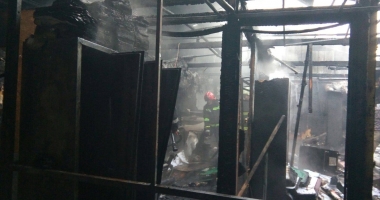 GALERIE FOTO-VIDEO / INCENDIU PUTERNIC LA CONSTANȚA. Depozit de electrotehnice, mistuit de flăcări - UPDATE - 6