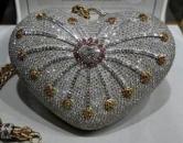 Are peste 4.500 de diamante! Vezi cea mai scumpă poșetă din lume!