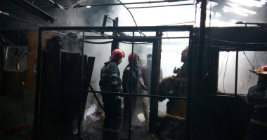GALERIE FOTO-VIDEO / INCENDIU PUTERNIC LA CONSTANȚA. Depozit de electrotehnice, mistuit de flăcări - UPDATE - 8