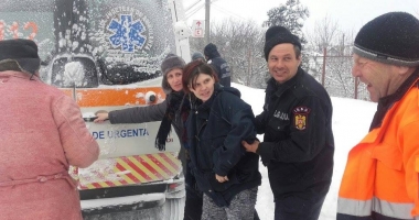 GALERIE FOTO / COD GALBEN DE GER LA CONSTANȚA. O femeie care a născut acasă, preluată cu șenilata, împreună cu nou-născutul - 2
