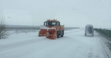 Stire din Eveniment : Galerie foto. Mașini abandonate pe Autostrada Soarelui