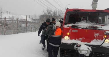 GALERIE FOTO / COD GALBEN DE GER LA CONSTANȚA. O femeie care a născut acasă, preluată cu șenilata, împreună cu nou-născutul - 5