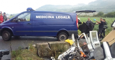 Imagini șocante. MAȘINĂ IZBITĂ ÎN POD. DOI MORȚI și un rănit. Șoferul, preluat cu elicopterul SMURD - 5