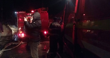 GALERIE FOTO / La un pas de tragedie. Incendiu puternic la o casă și atelier auto - 2