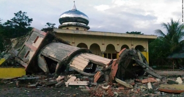 Stire din Actualitate : GALERIE FOTO / Cutremur de 6,4 grade în Indonezia. 54 de morți, sute de răniți