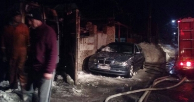 GALERIE FOTO / La un pas de tragedie. Incendiu puternic la o casă și atelier auto - 3