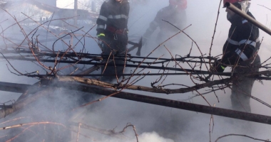 GALERIE FOTO. INCENDIU LA CONSTANȚA! Acoperișul unei case, mistuit de flăcări - 2