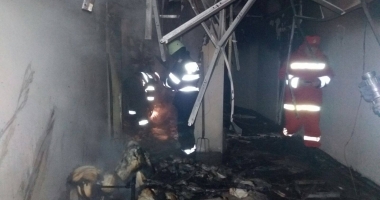 Galerie foto-video / HOTEL DIN EFORIE, CUPRINS DE FLĂCĂRI. TURIȘTII, EVACUAȚI DE URGENȚĂ. INTERVIN POMPIERII - 5