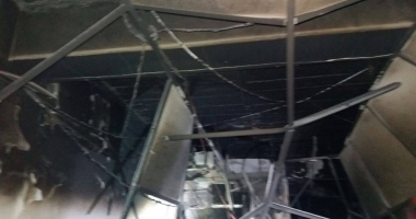 Galerie foto-video / HOTEL DIN EFORIE, CUPRINS DE FLĂCĂRI. TURIȘTII, EVACUAȚI DE URGENȚĂ. INTERVIN POMPIERII - 6