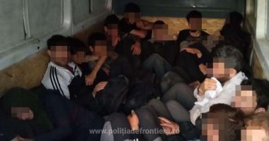 Stire din Eveniment : VIDEO. MIGRANȚI SIRIENI ȘI IRAKIENI, PRINȘI LA GRANIȚĂ!