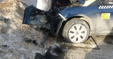 GALERIE FOTO. ACCIDENT RUTIER ÎN EFORIE SUD. Un taximetrist s-a izbit cu mașina în pom - 2
