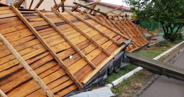 GALERIE FOTO / COD PORTOCALIU de vijelii și ploi torenațiale la Constanța. A fost smuls acoperișul unei școli - 2