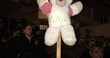 Galerie foto. A PATRA NOAPTE DE PROTESTE LA CONSTANȚA. Oamenii scandează: "DRAG NE-Ai fi în pușcărie" - 19