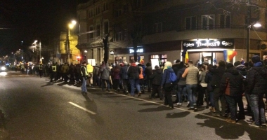 Galerie foto. A PATRA NOAPTE DE PROTESTE LA CONSTANȚA. Oamenii scandează: "DRAG NE-Ai fi în pușcărie" - 3
