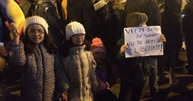 Galerie foto. A PATRA NOAPTE DE PROTESTE LA CONSTANȚA. Oamenii scandează: "DRAG NE-Ai fi în pușcărie" - 16