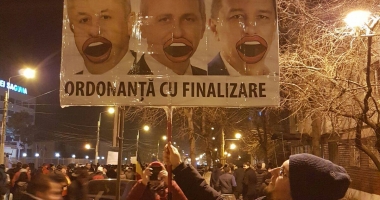 Galerie foto. A PATRA NOAPTE DE PROTESTE LA CONSTANȚA. Oamenii scandează: "DRAG NE-Ai fi în pușcărie" - 13