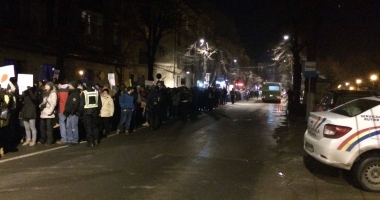 Galerie foto. A PATRA NOAPTE DE PROTESTE LA CONSTANȚA. Oamenii scandează: "DRAG NE-Ai fi în pușcărie" - 4
