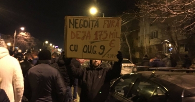 Galerie foto. A PATRA NOAPTE DE PROTESTE LA CONSTANȚA. Oamenii scandează: "DRAG NE-Ai fi în pușcărie" - 27