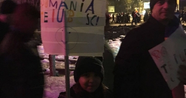 Galerie foto. A PATRA NOAPTE DE PROTESTE LA CONSTANȚA. Oamenii scandează: "DRAG NE-Ai fi în pușcărie" - 29