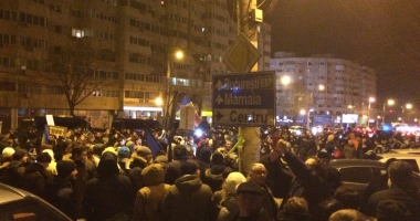 Galerie foto. A PATRA NOAPTE DE PROTESTE LA CONSTANȚA. Oamenii scandează: "DRAG NE-Ai fi în pușcărie" - 2