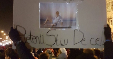 Galerie foto. A PATRA NOAPTE DE PROTESTE LA CONSTANȚA. Oamenii scandează: "DRAG NE-Ai fi în pușcărie" - 12