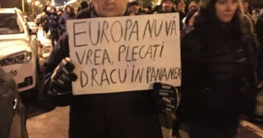 Galerie foto. A PATRA NOAPTE DE PROTESTE LA CONSTANȚA. Oamenii scandează: "DRAG NE-Ai fi în pușcărie" - 28