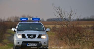 Stire din Eveniment : Bărbat fără permis, prins de polițiștii din România, în timp ce ajuta 12 străini să treacă ilegal granița
