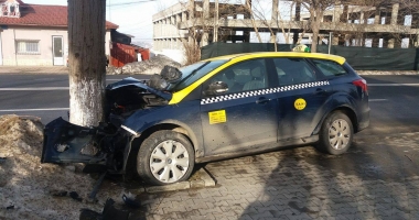 GALERIE FOTO. ACCIDENT RUTIER ÎN EFORIE SUD. Un taximetrist s-a izbit cu mașina în pom - 5
