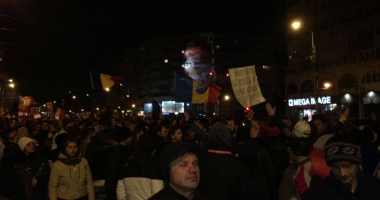 Galerie foto. A PATRA NOAPTE DE PROTESTE LA CONSTANȚA. Oamenii scandează: "DRAG NE-Ai fi în pușcărie" - 24