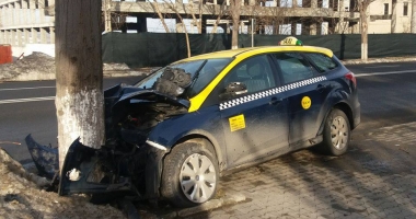 GALERIE FOTO. ACCIDENT RUTIER ÎN EFORIE SUD. Un taximetrist s-a izbit cu mașina în pom - 3
