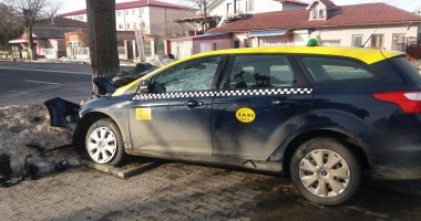 GALERIE FOTO. ACCIDENT RUTIER ÎN EFORIE SUD. Un taximetrist s-a izbit cu mașina în pom - 6