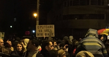 Galerie foto. A PATRA NOAPTE DE PROTESTE LA CONSTANȚA. Oamenii scandează: "DRAG NE-Ai fi în pușcărie" - 17