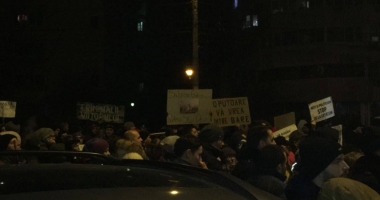 Galerie foto. A PATRA NOAPTE DE PROTESTE LA CONSTANȚA. Oamenii scandează: "DRAG NE-Ai fi în pușcărie" - 18