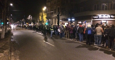 Galerie foto. A PATRA NOAPTE DE PROTESTE LA CONSTANȚA. Oamenii scandează: "DRAG NE-Ai fi în pușcărie" - 6