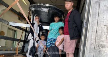 Stire din Eveniment : Poliţia Română. 36 de cetăţeni străini intenţionau să treacă ilegal frontiera, ascunşi printre sicrie